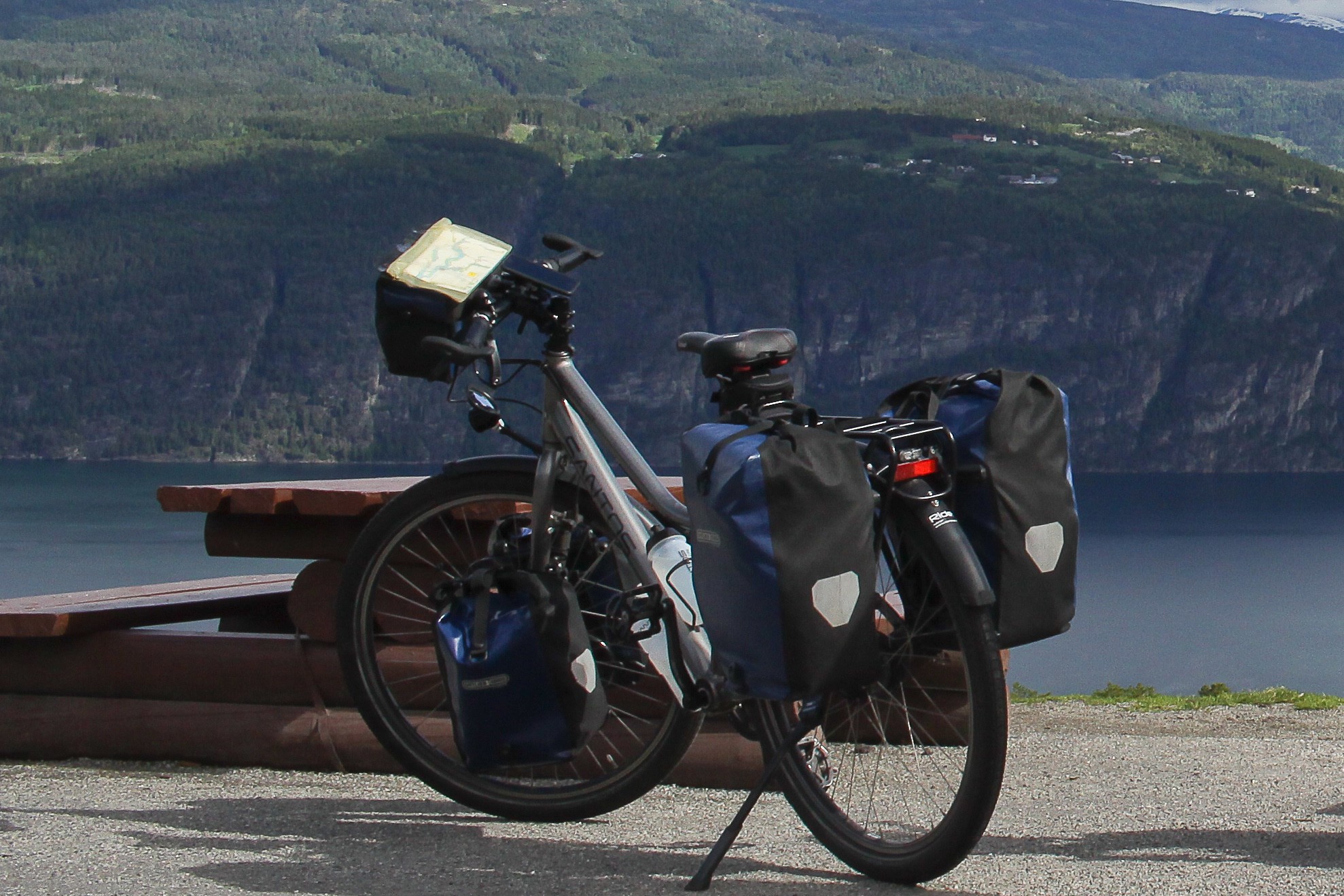 De fiets van Hannie in Noorwegen op weg naar de Noordkaap